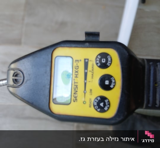 מד גז נייד עם תצוגה וכפתורים